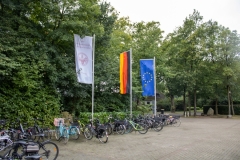 Banner-draussen-beim-AGQ