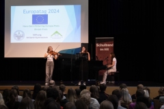 Musikbeitrag-Schulband-Andrea-Felicia-und-Hania